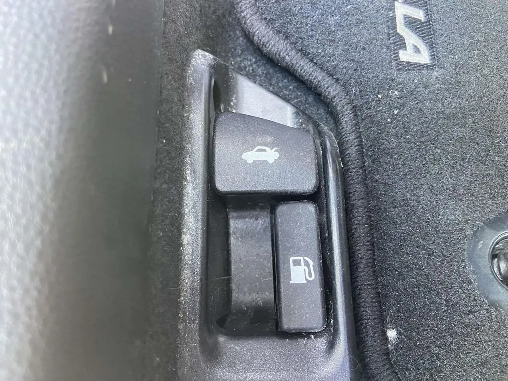2023 Toyota Corolla LE thumbnail 28