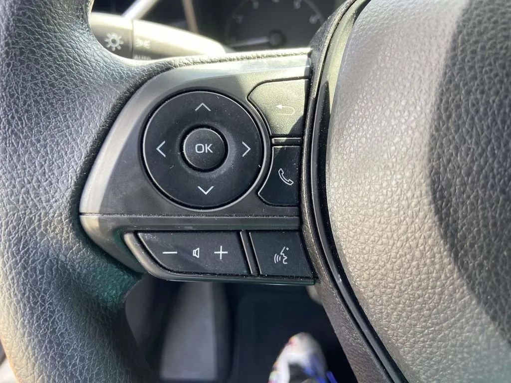 2023 Toyota Corolla LE thumbnail 32