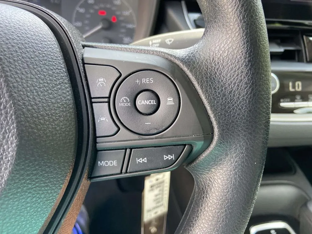 2023 Toyota Corolla LE thumbnail 33