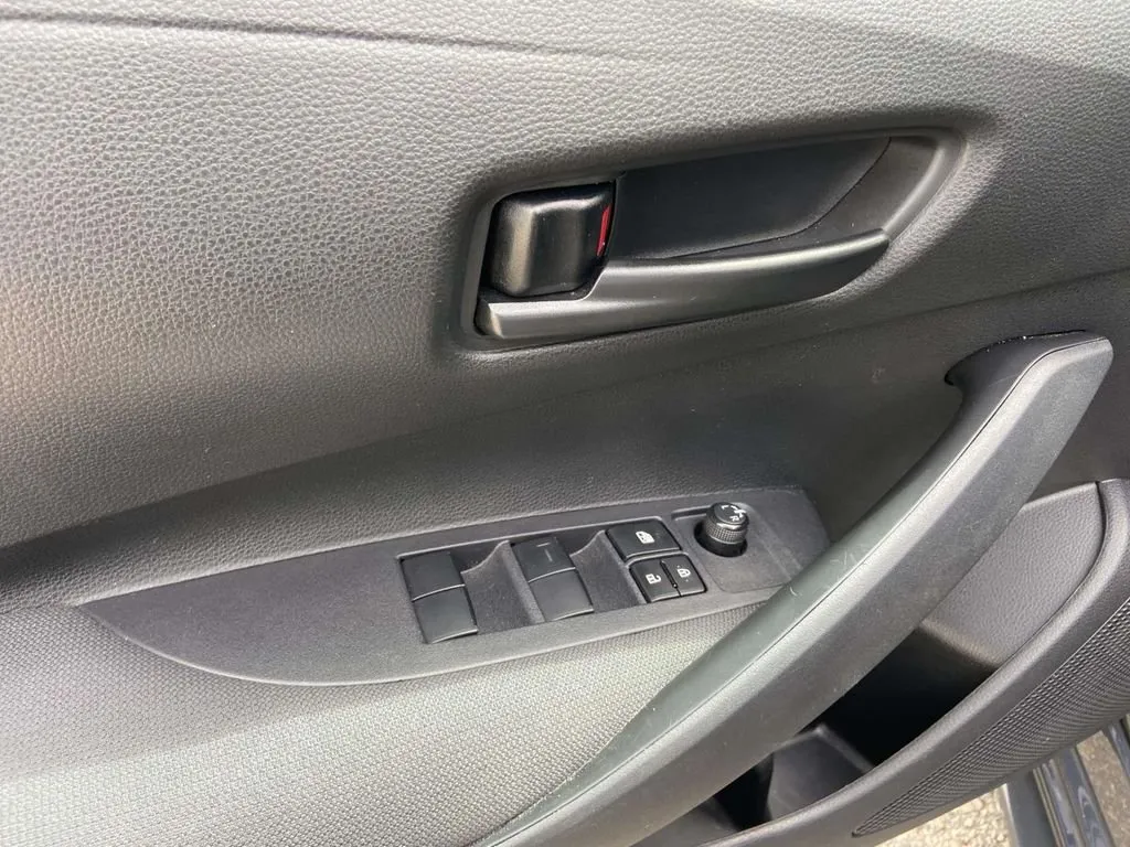 2023 Toyota Corolla LE thumbnail 11