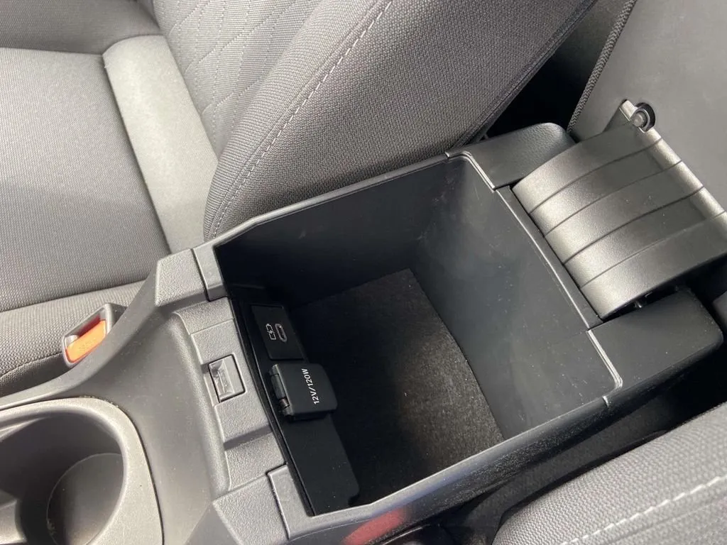 2023 Toyota Corolla LE thumbnail 25