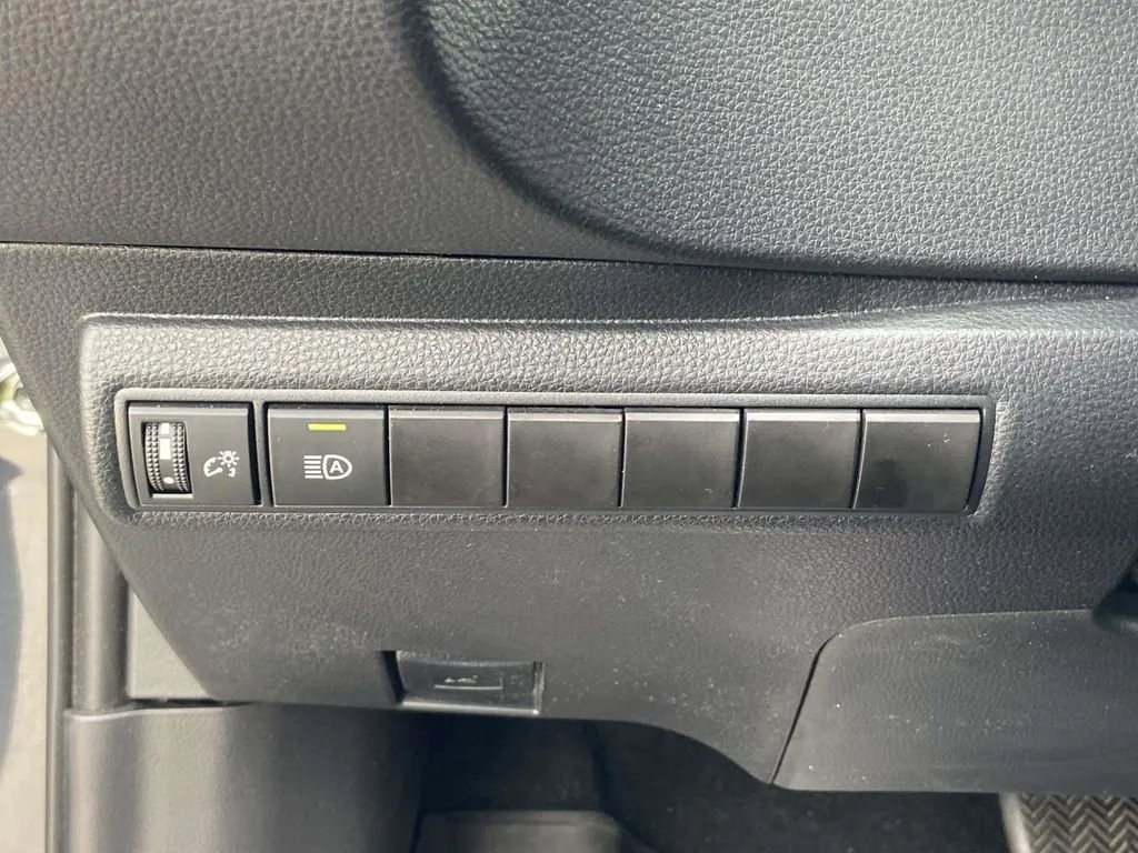 2023 Toyota Corolla LE thumbnail 27