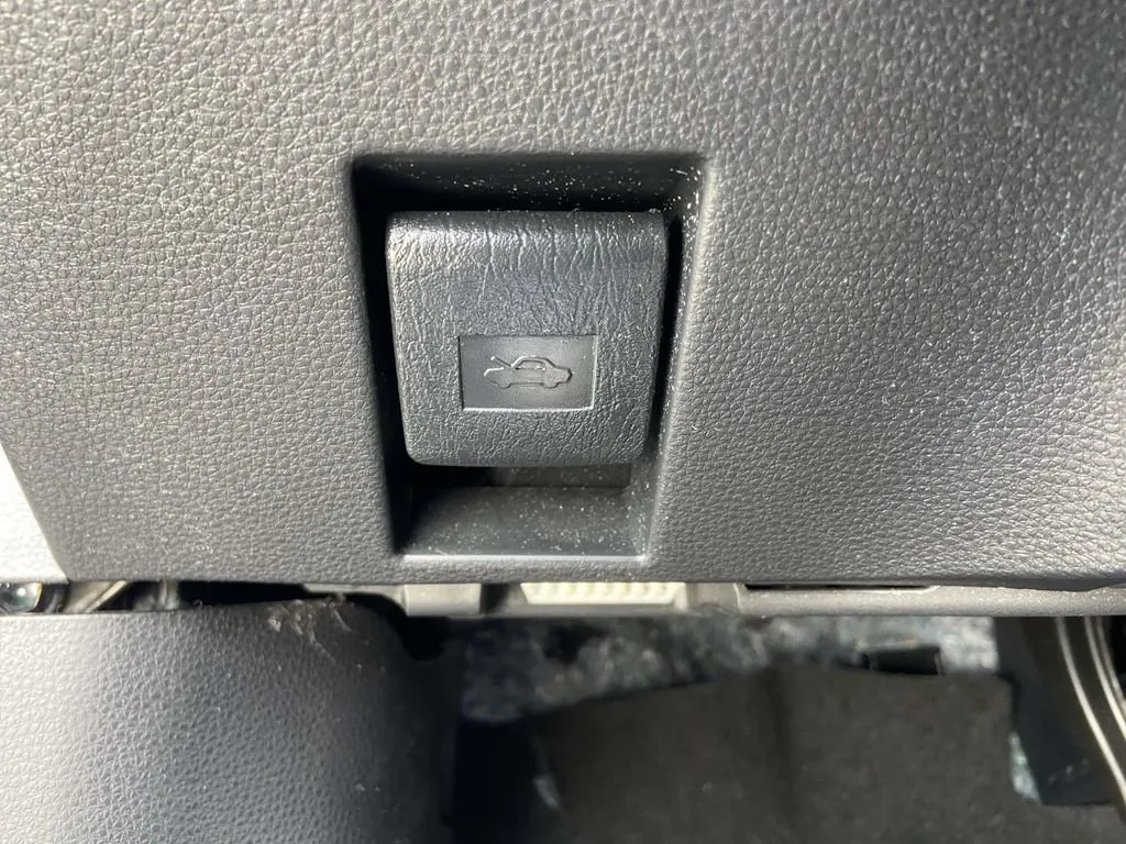 2023 Toyota Corolla LE thumbnail 28