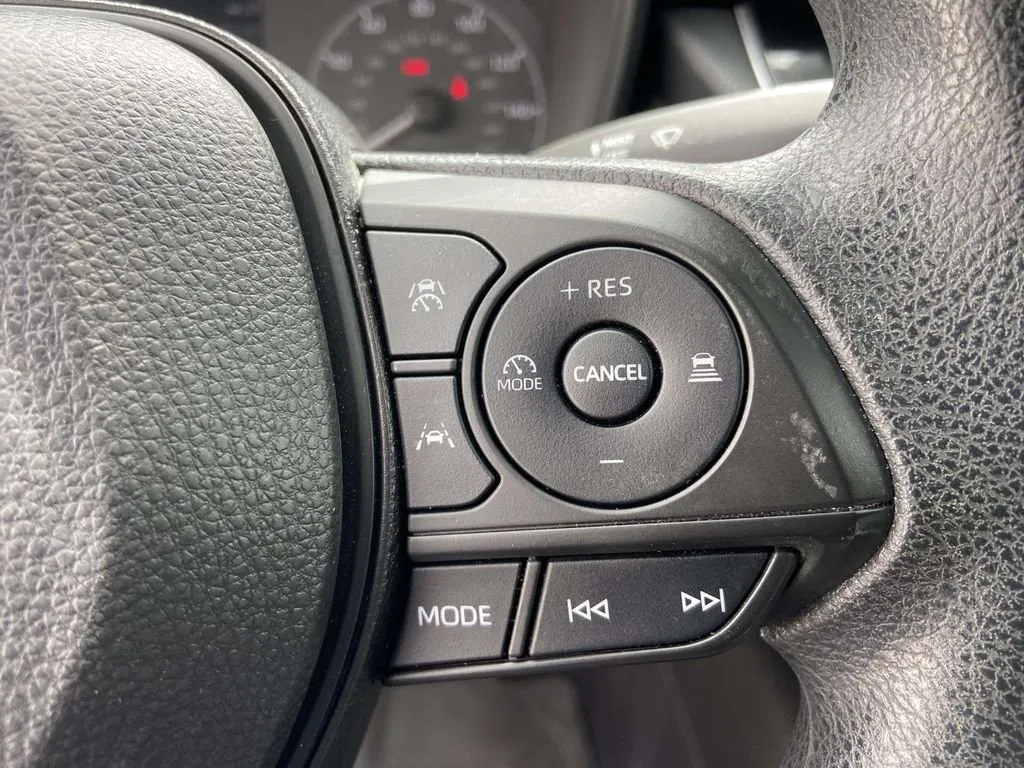 2023 Toyota Corolla LE thumbnail 32