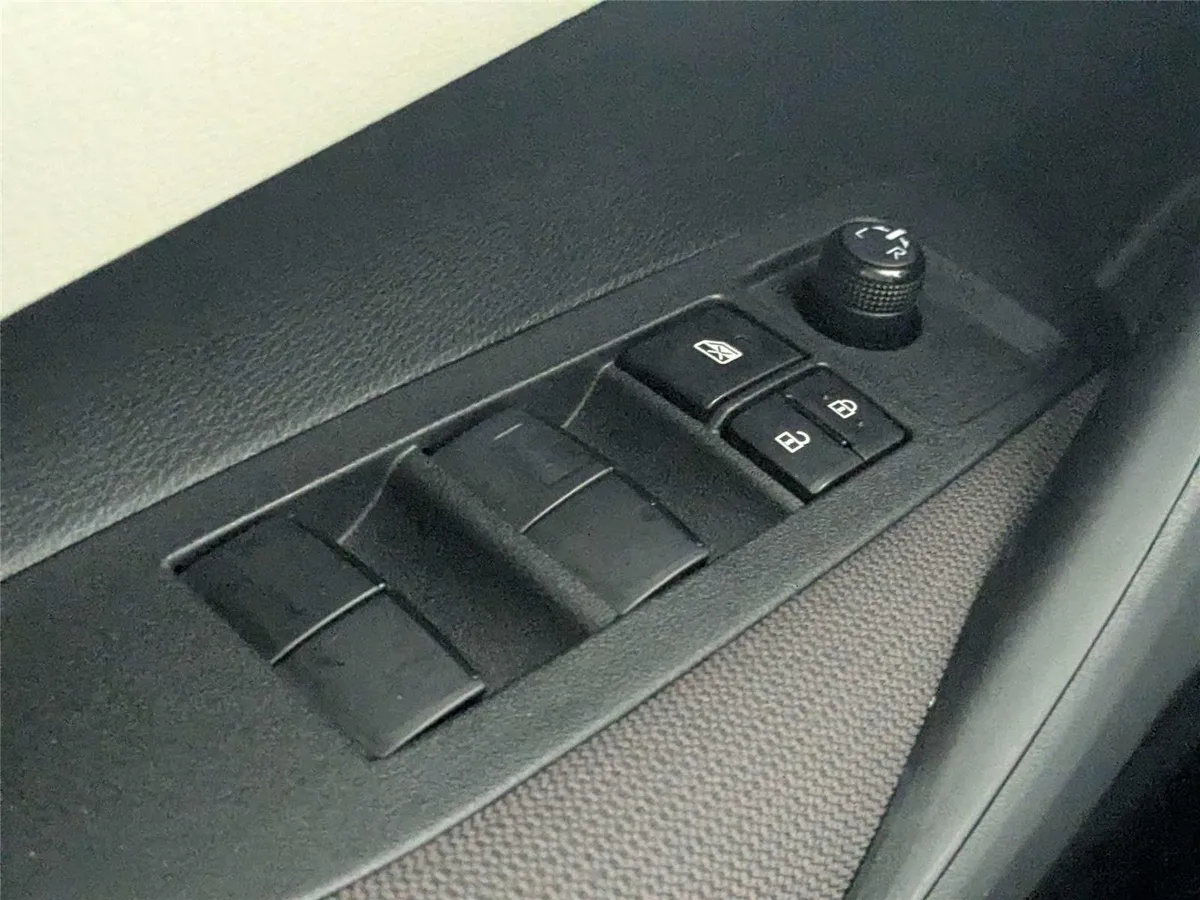 2023 Toyota Corolla LE thumbnail 11