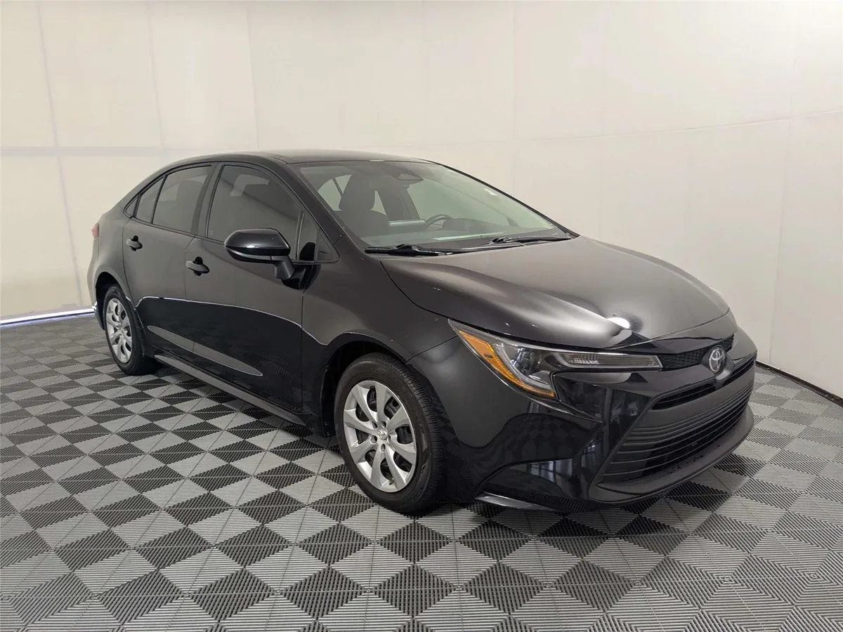 2023 Toyota Corolla LE thumbnail 3