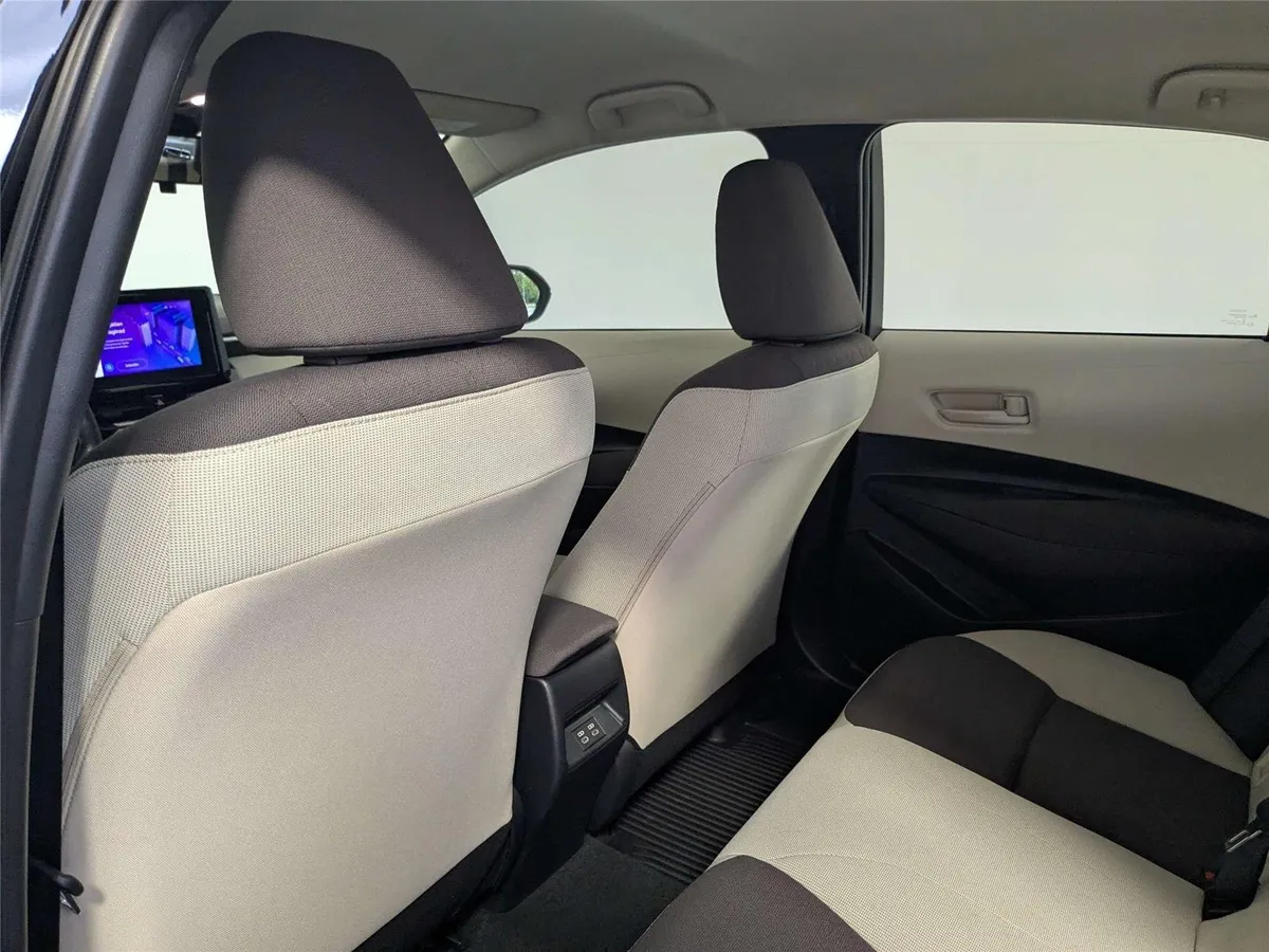 2023 Toyota Corolla LE thumbnail 31