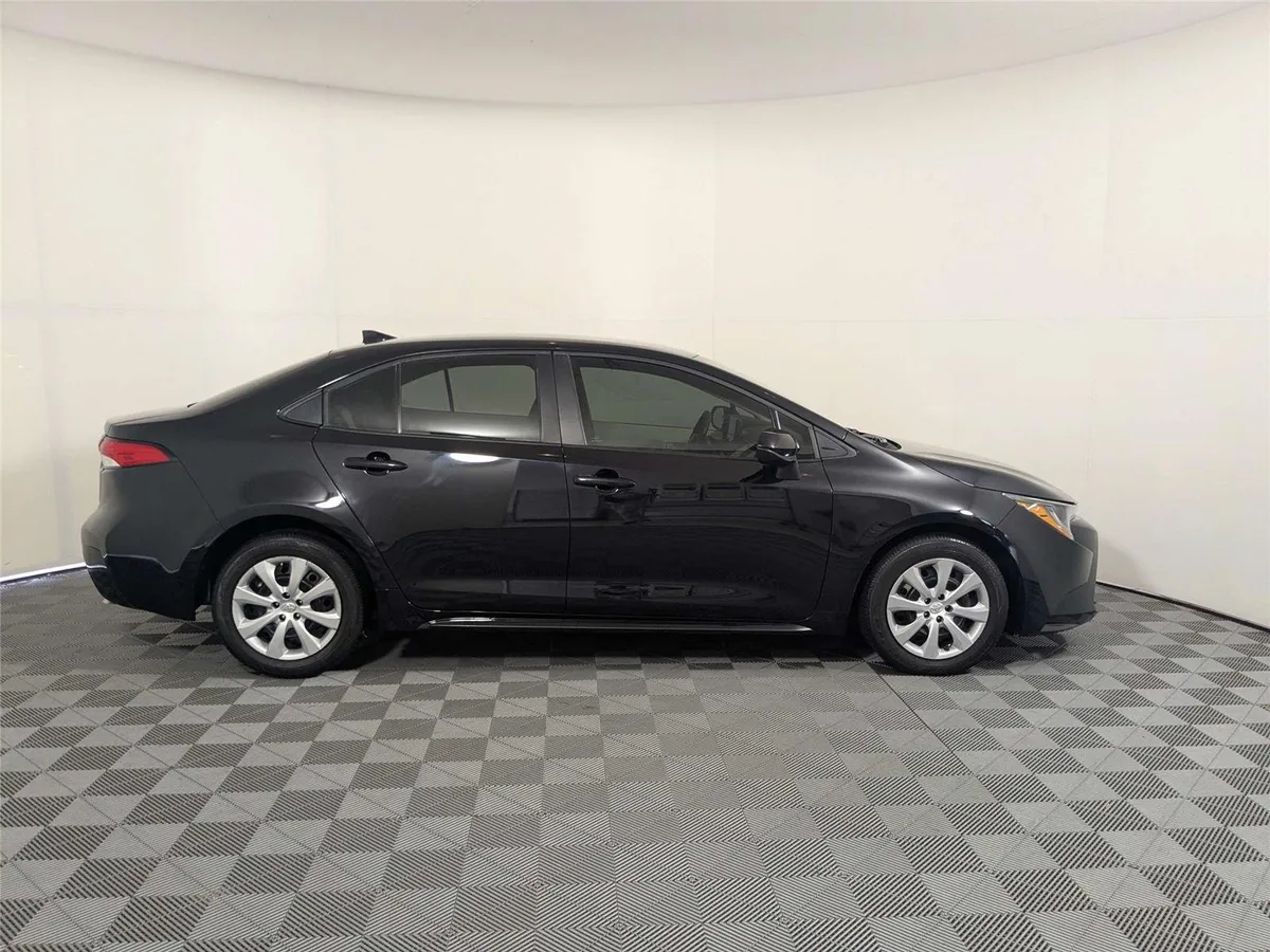 2023 Toyota Corolla LE thumbnail 4