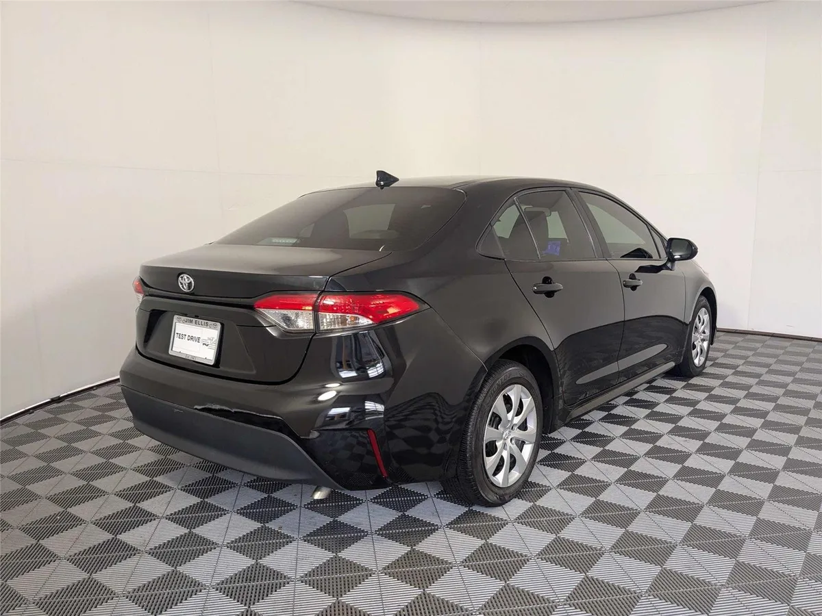 2023 Toyota Corolla LE thumbnail 5