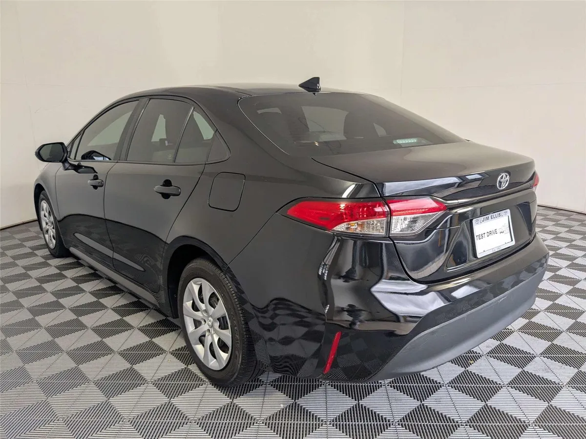 2023 Toyota Corolla LE thumbnail 7