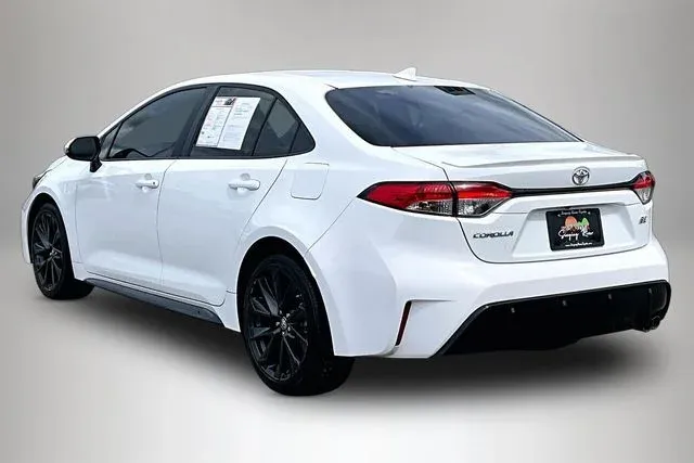 2023 Toyota Corolla SE thumbnail 4