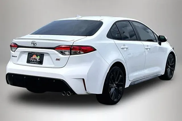 2023 Toyota Corolla SE thumbnail 5