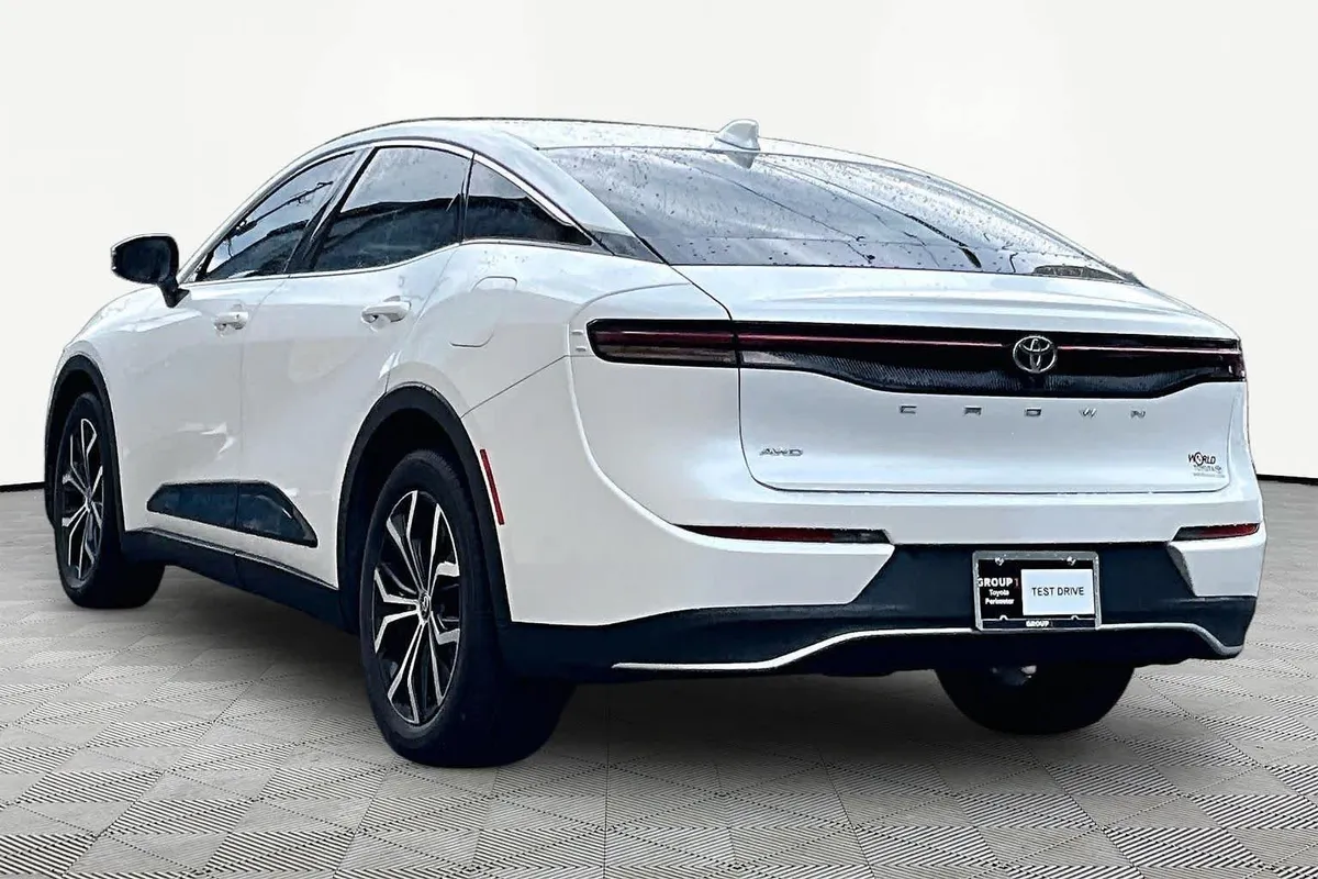 2023 Toyota Crown XLE thumbnail 12