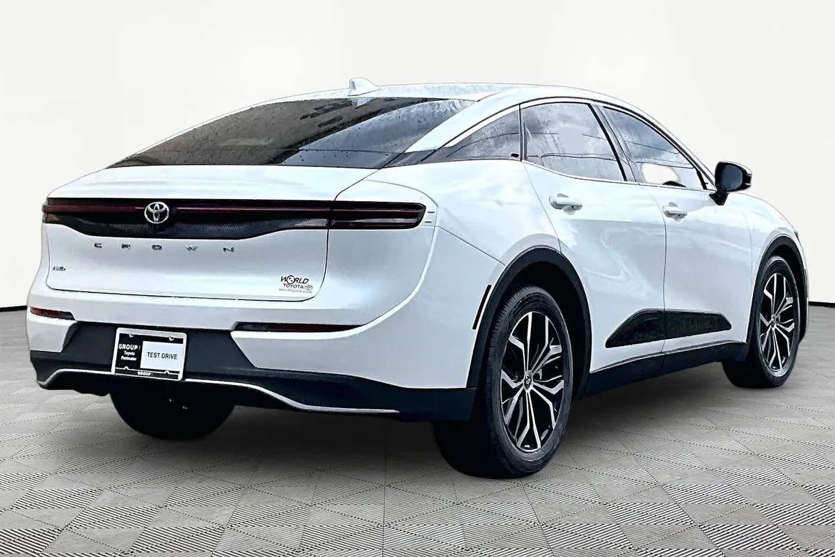 2023 Toyota Crown XLE thumbnail 13
