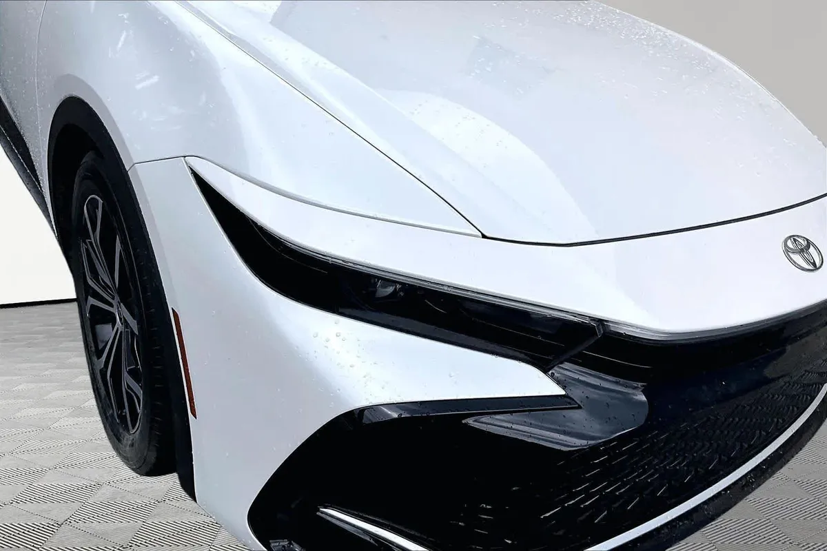 2023 Toyota Crown XLE thumbnail 28