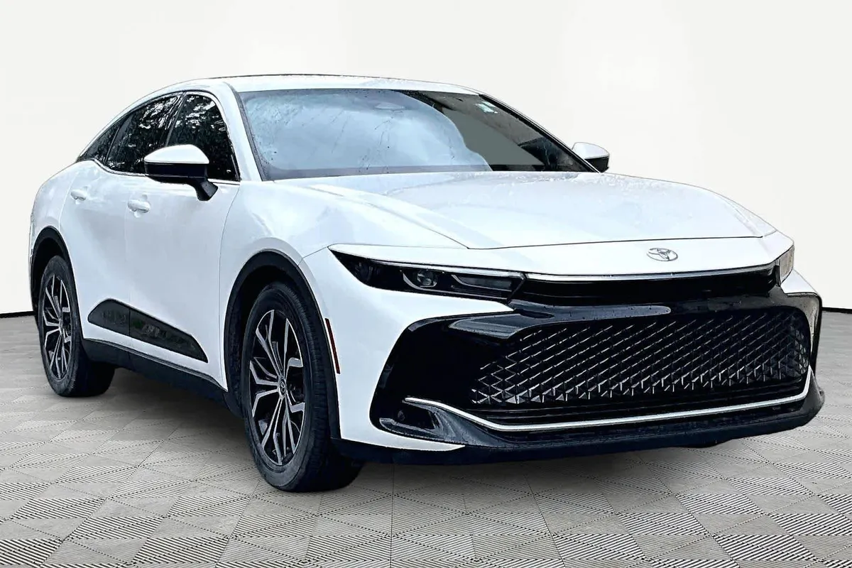 2023 Toyota Crown XLE thumbnail 3