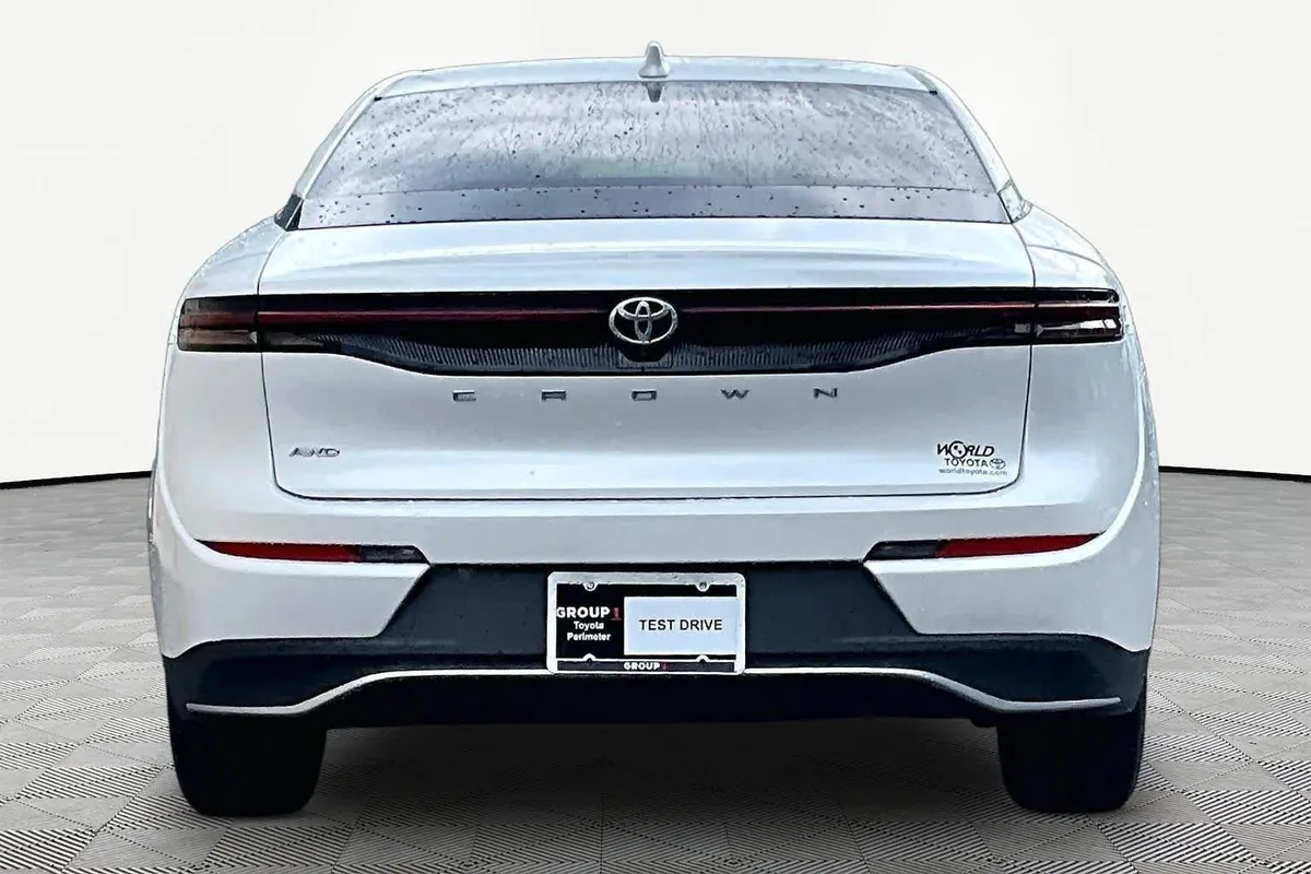 2023 Toyota Crown XLE thumbnail 5