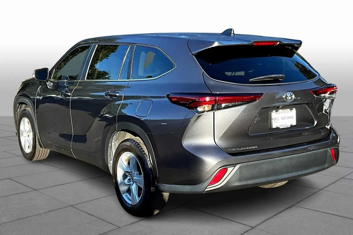 2023 Toyota Highlander L thumbnail 10