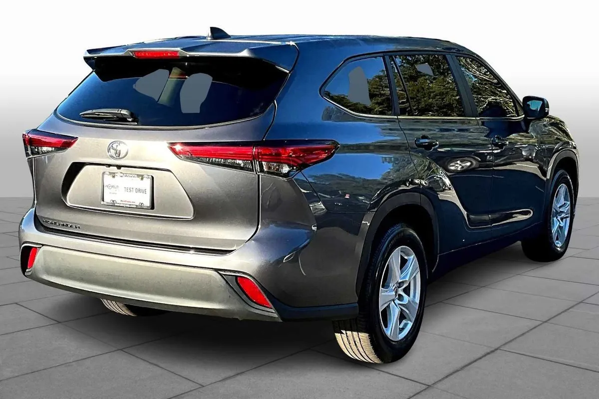 2023 Toyota Highlander L thumbnail 11