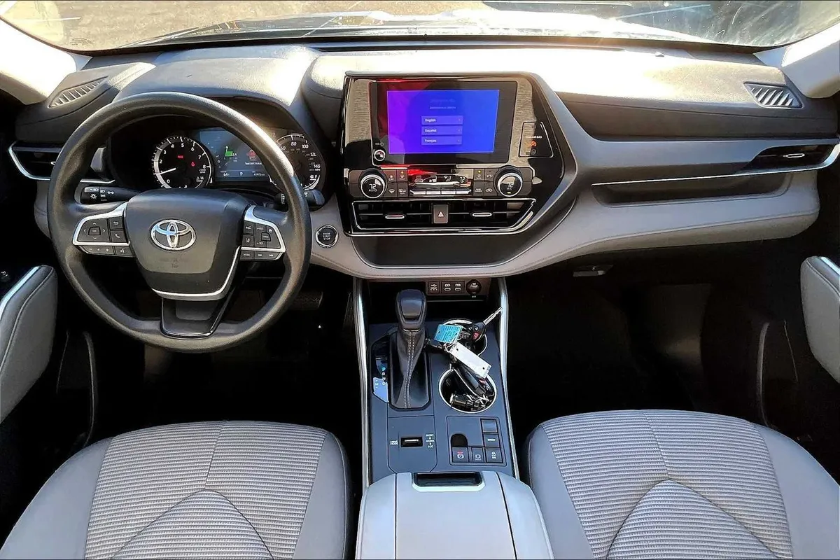 2023 Toyota Highlander L thumbnail 13