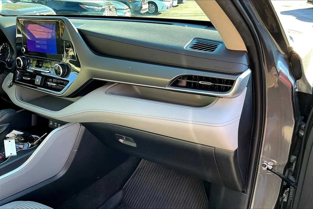 2023 Toyota Highlander L thumbnail 16