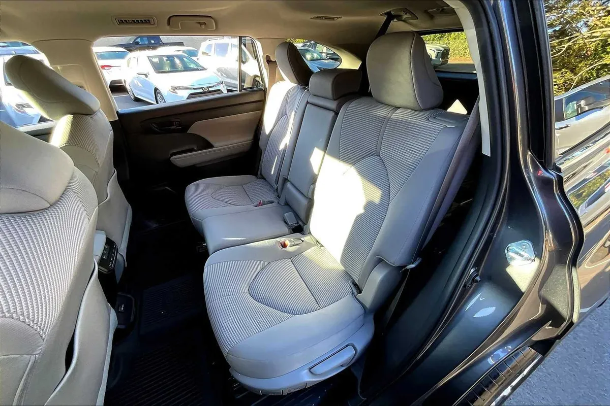 2023 Toyota Highlander L thumbnail 18