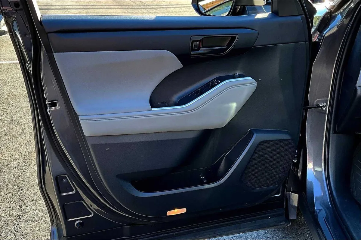 2023 Toyota Highlander L thumbnail 19