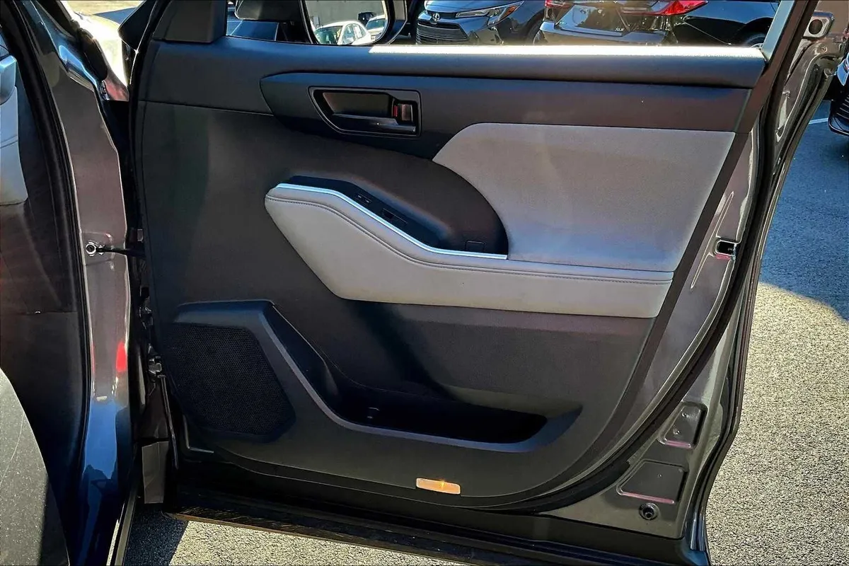 2023 Toyota Highlander L thumbnail 20