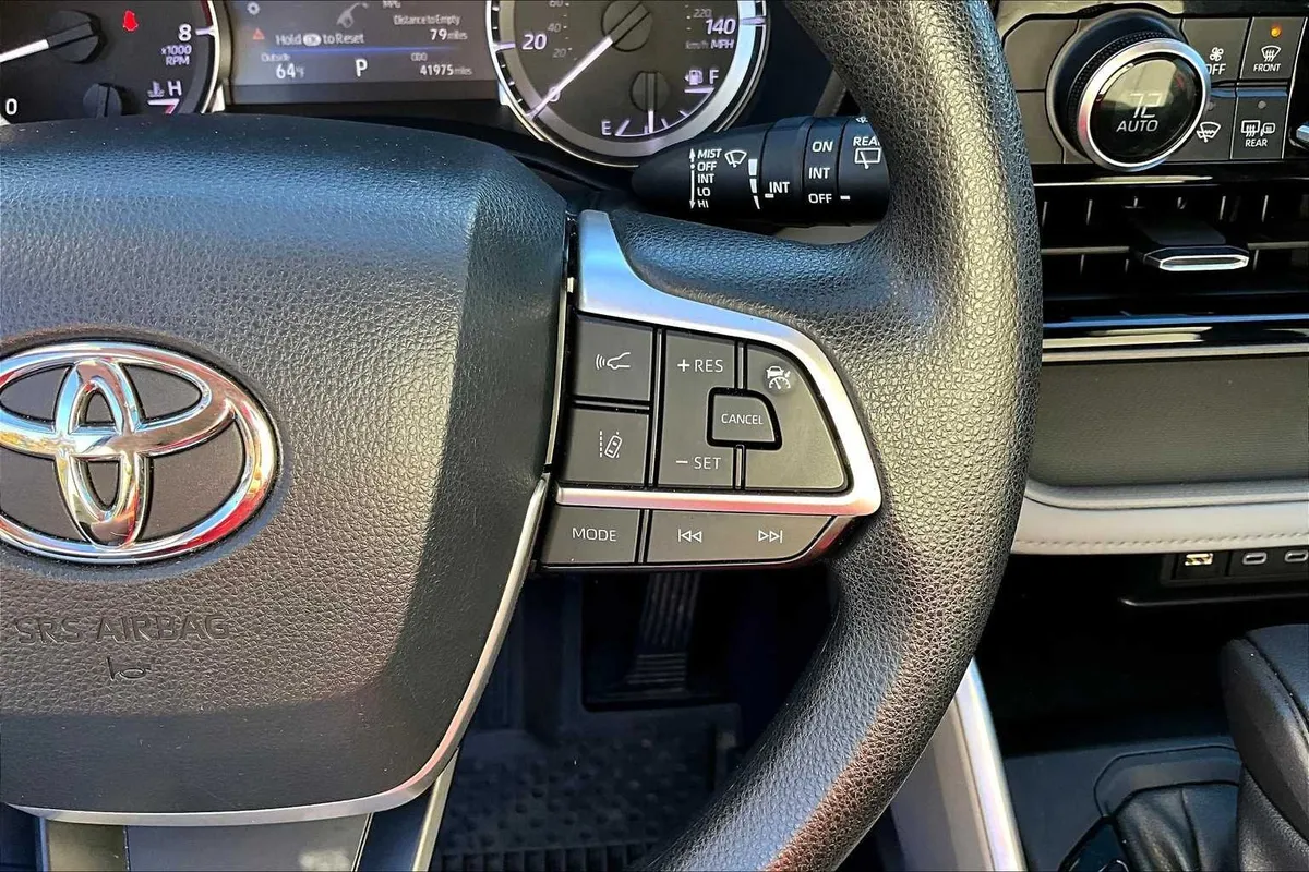 2023 Toyota Highlander L thumbnail 22