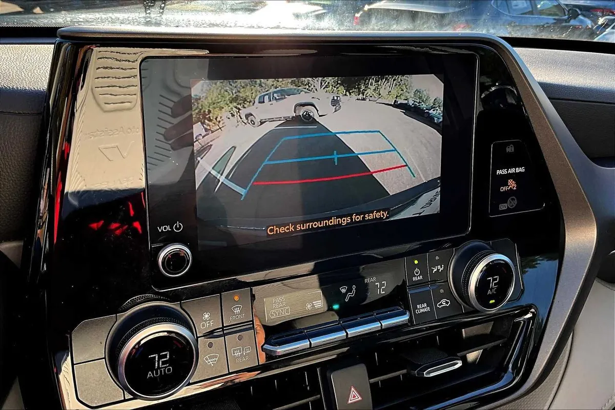2023 Toyota Highlander L thumbnail 24
