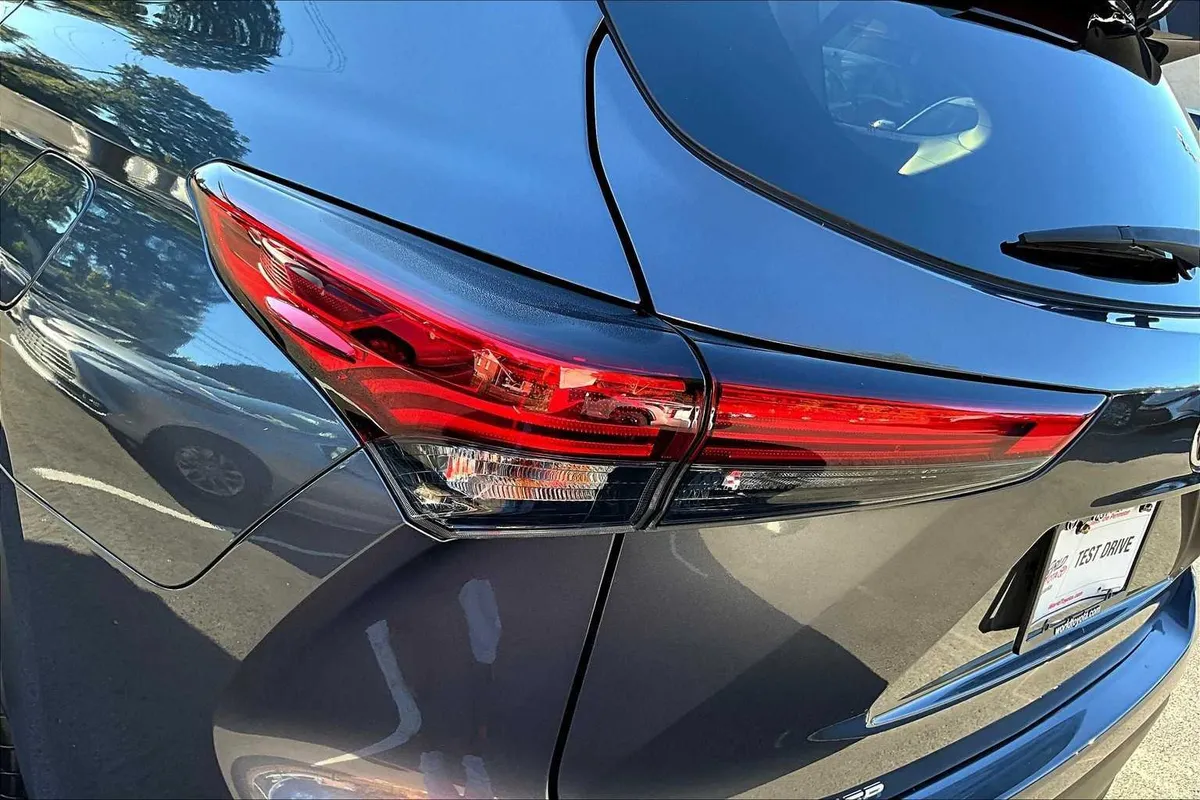 2023 Toyota Highlander L thumbnail 26