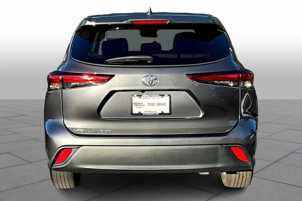 2023 Toyota Highlander L thumbnail 4