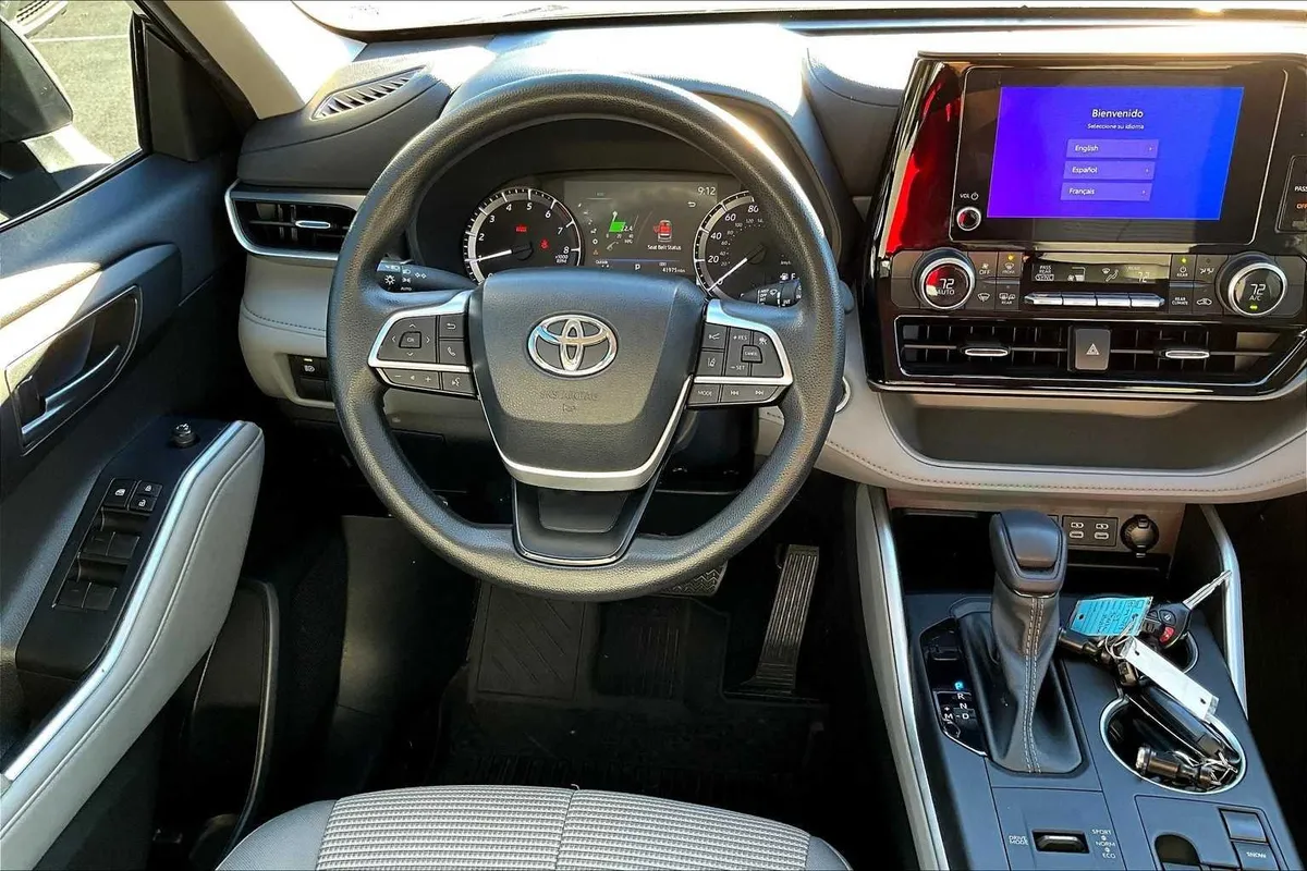2023 Toyota Highlander L thumbnail 5
