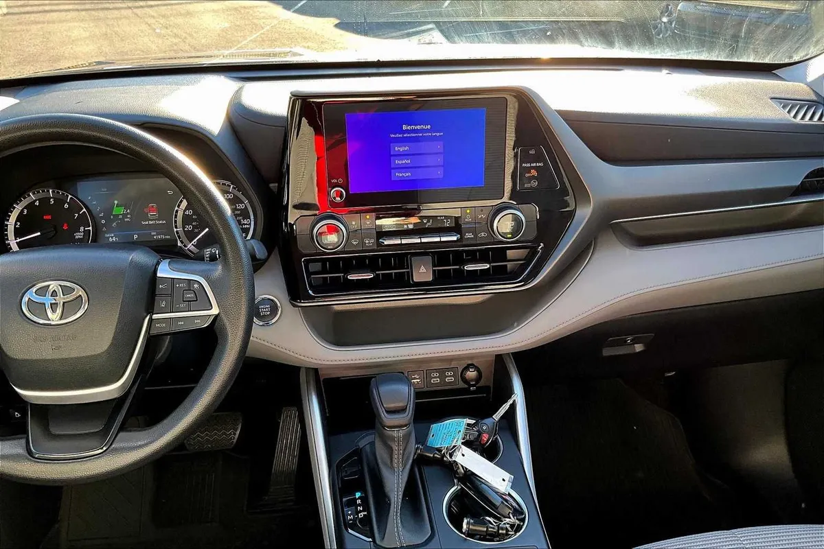 2023 Toyota Highlander L thumbnail 6
