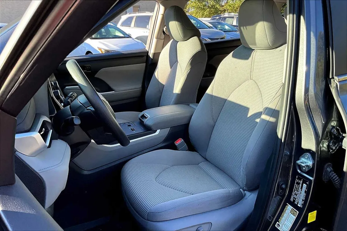 2023 Toyota Highlander L thumbnail 7
