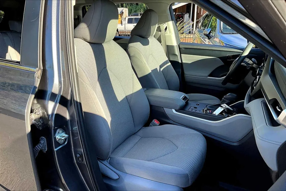 2023 Toyota Highlander L thumbnail 8