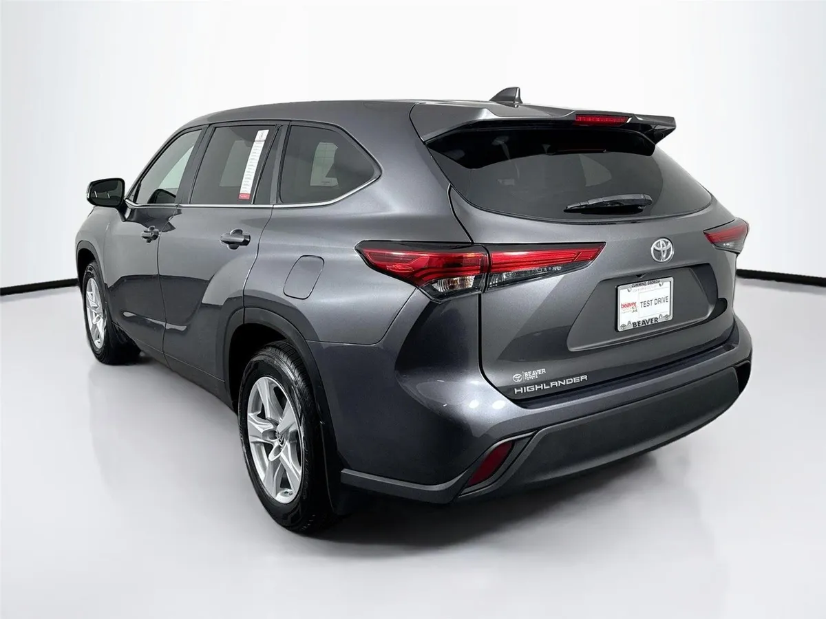 2023 Toyota Highlander L thumbnail 11