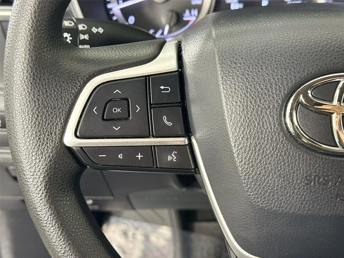 2023 Toyota Highlander L thumbnail 16