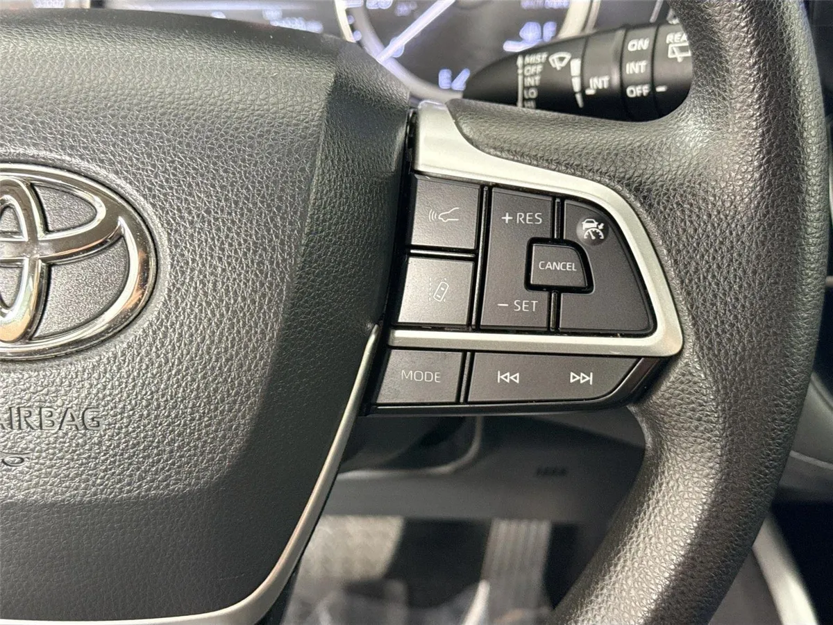 2023 Toyota Highlander L thumbnail 17