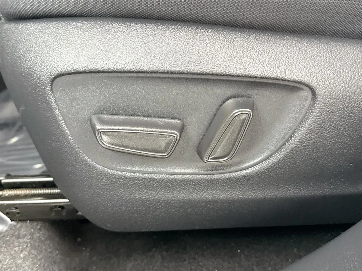 2023 Toyota Highlander L thumbnail 26