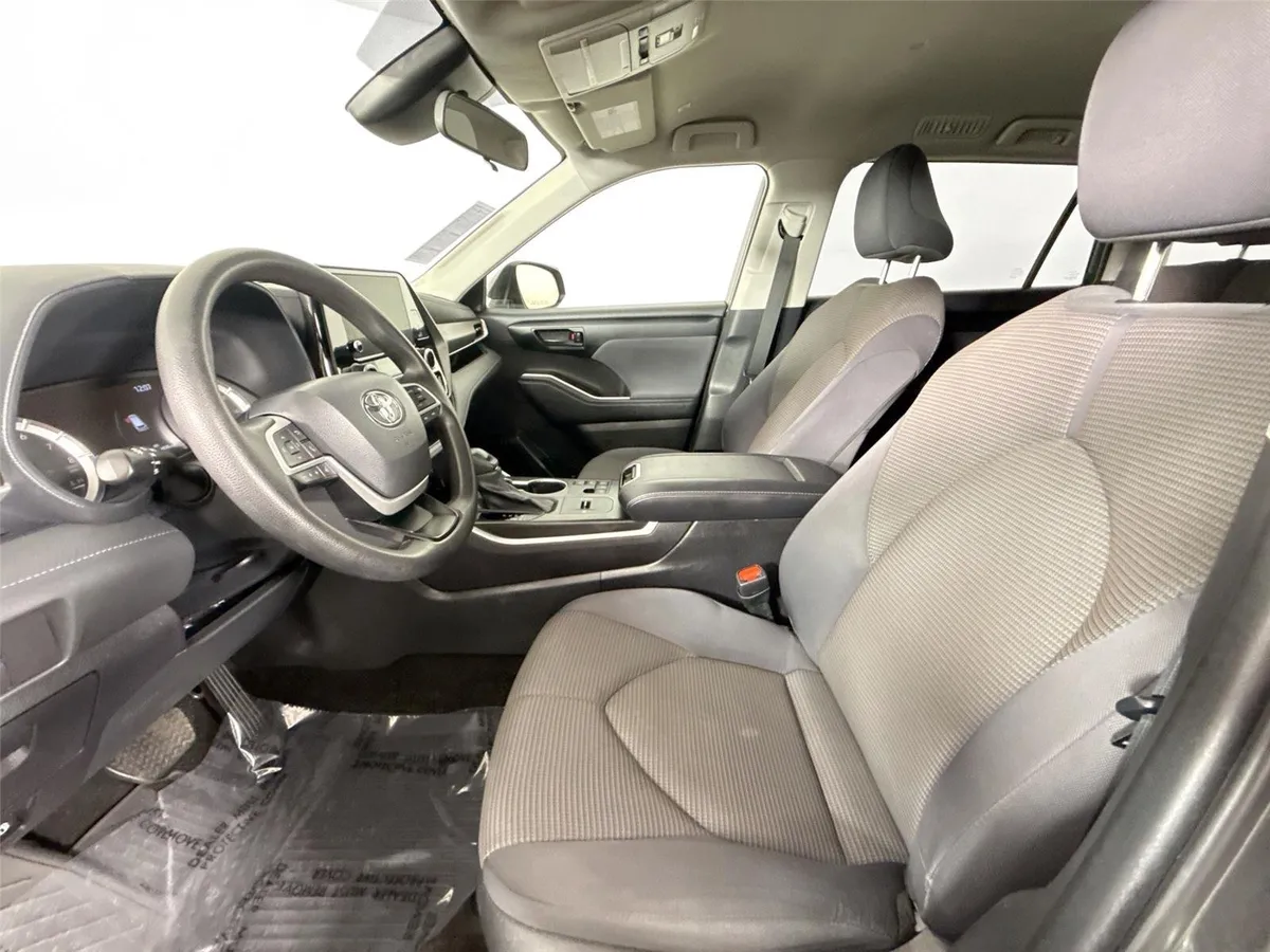 2023 Toyota Highlander L thumbnail 3