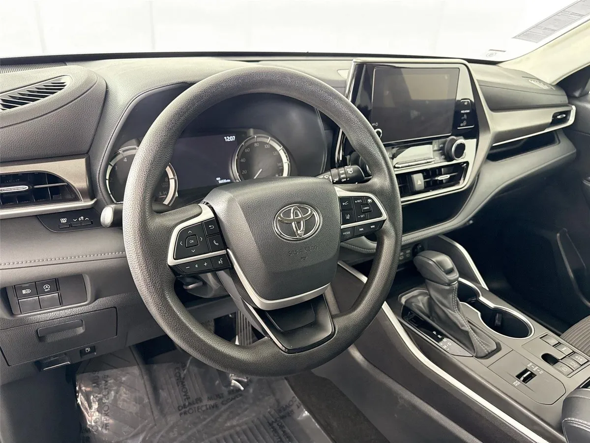 2023 Toyota Highlander L thumbnail 4