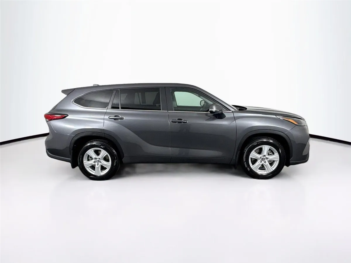 2023 Toyota Highlander L thumbnail 9