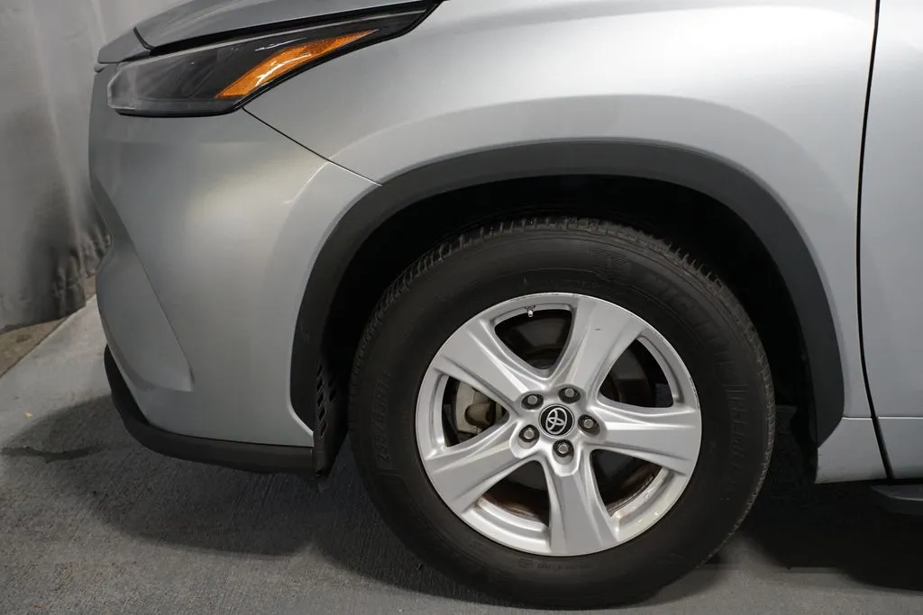 2023 Toyota Highlander L thumbnail 5