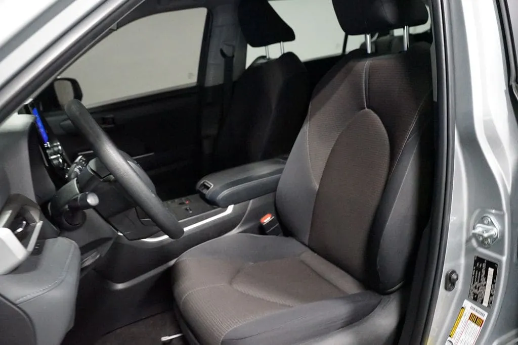 2023 Toyota Highlander L thumbnail 6