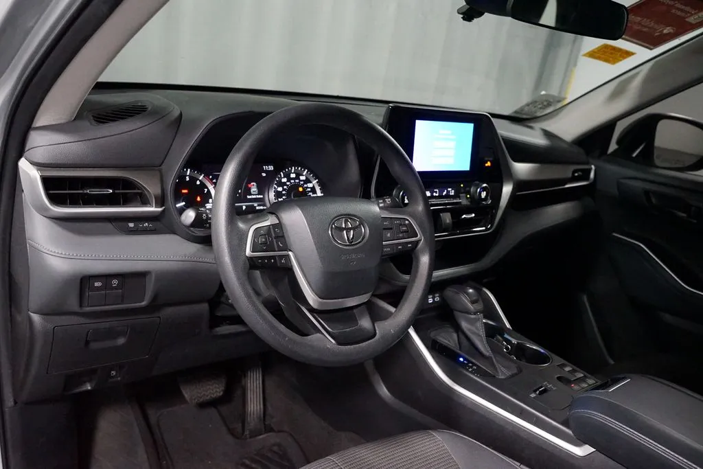 2023 Toyota Highlander L thumbnail 7