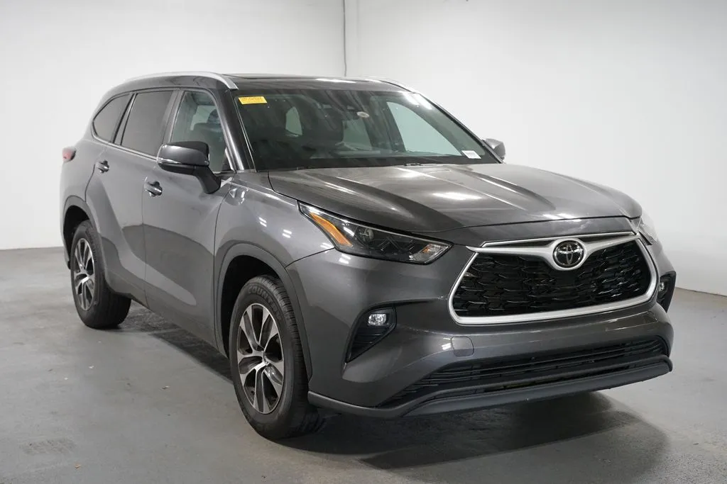 2023 Toyota Highlander L thumbnail 3