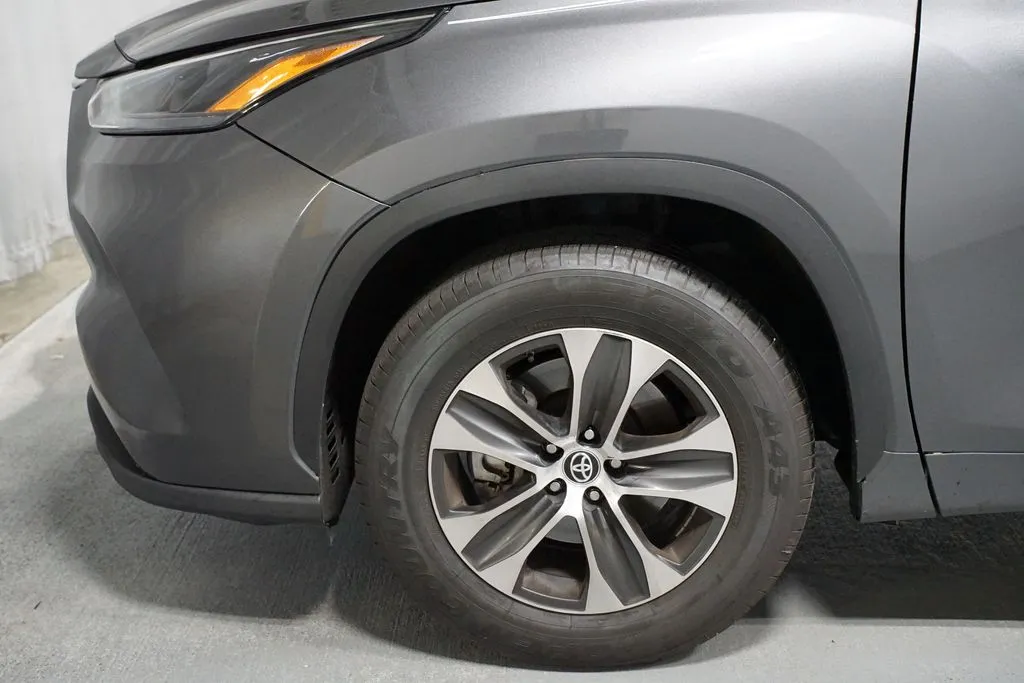 2023 Toyota Highlander L thumbnail 5