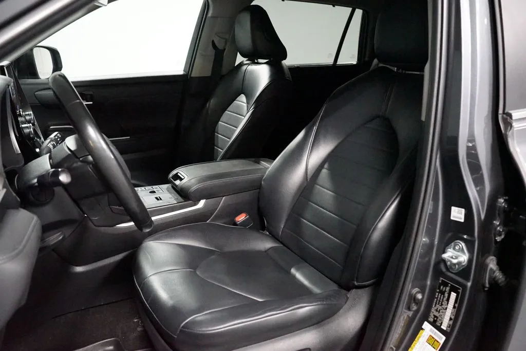 2023 Toyota Highlander L thumbnail 6