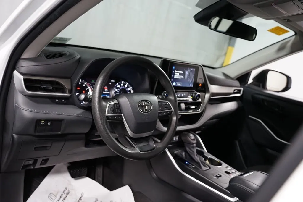 2023 Toyota Highlander L thumbnail 11